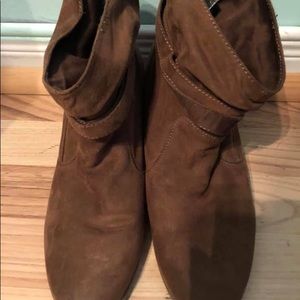 Size 10 W American eagle heal booties